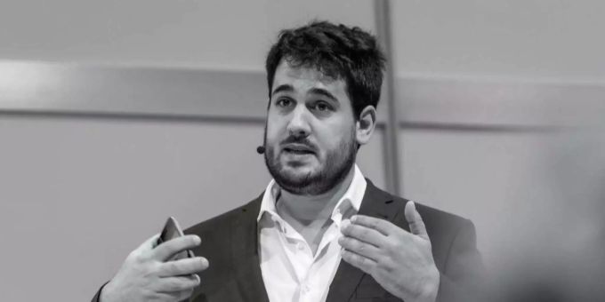Philippe Wampfler ist Lehrer und Social Media Experte. Philippe Wampfler ist Lehrer und Social Media Experte.