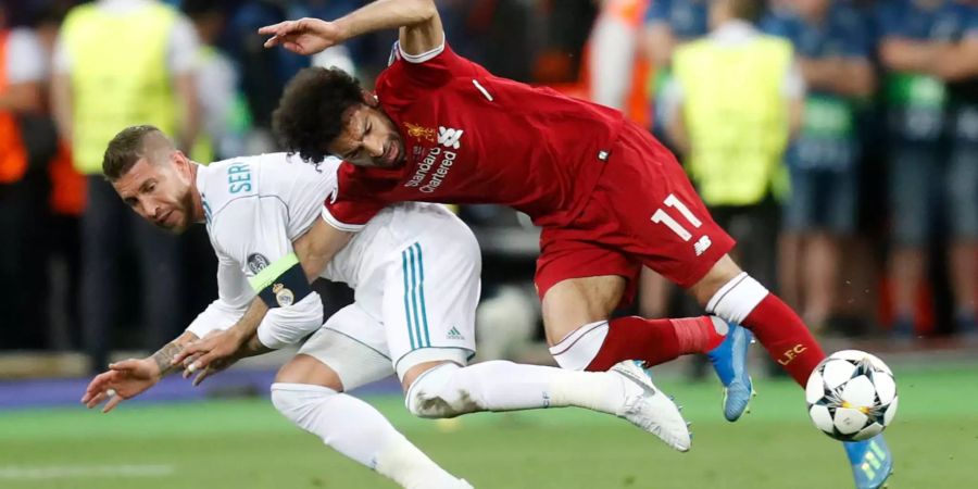 Die entscheidende Szene: Ramos klemmt Salah den Arm ein.