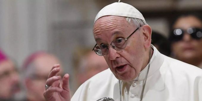 Papst Franziskus spricht vor einer Menschenmenge. Papst Franziskus