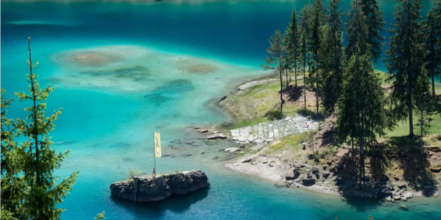 Der Caumasee ist sowohl bei Einheimischen, wie auch bei Gästen, ein beliebtes Badeziel.