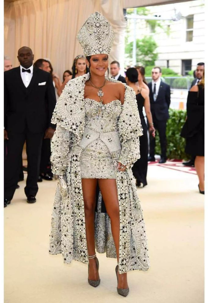 Ob der Papst mit Rihannas Outfit einverstanden wäre? Ob der Papst mit Rihannas Outfit einverstanden wäre?