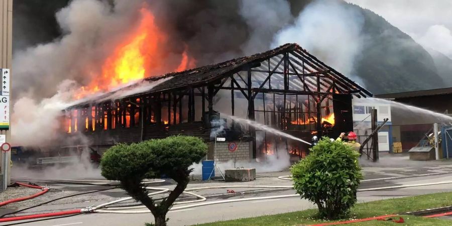 Die Feuerwehr hatte keine Chance, das Gebäude vor den Flammen zu retten.