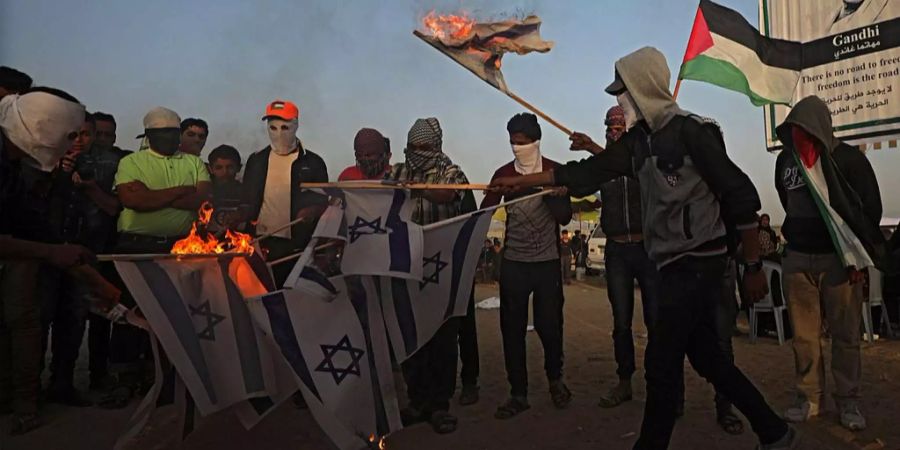 Palästinenser verbrennen aus Protest israelische Fahnen