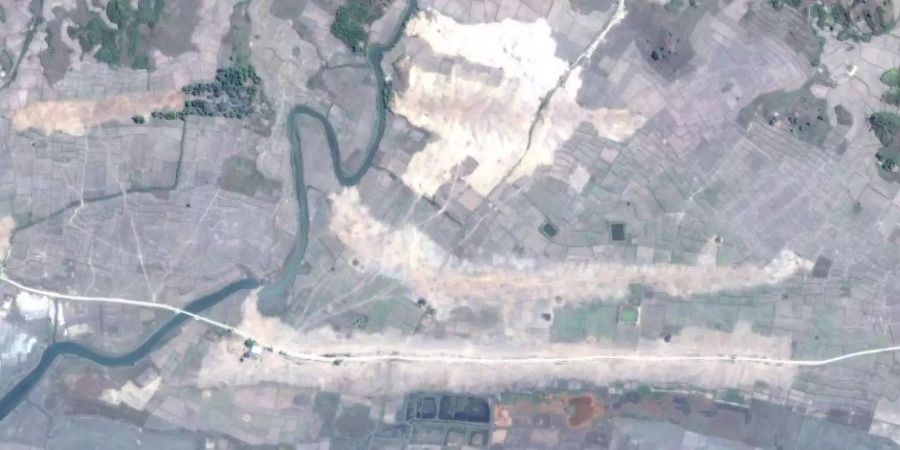 Satellitenaufnahmen nach der Räumung des zerstörten Dorfes Myin Hlut in Myanmar.