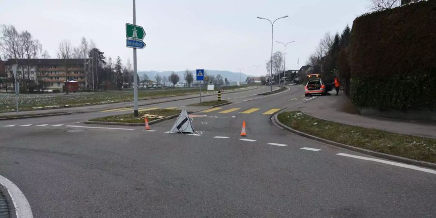 Eine junge Mofafahrerin verletzte sich im Kreisverkehr.