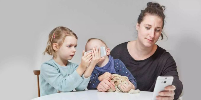 Die Handynutzung von Eltern ähnelt oft derjenigen der Kinder. Die Handynutzung von Eltern ähnelt oft derjenigen der Kinder.