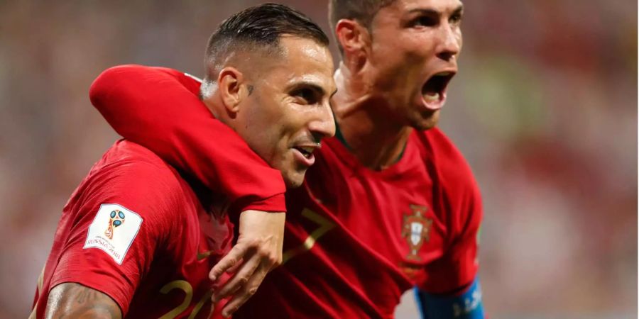 Ricardo Quaresma feiert mit Cristiano Ronaldo den Führungstreffer Portugals.