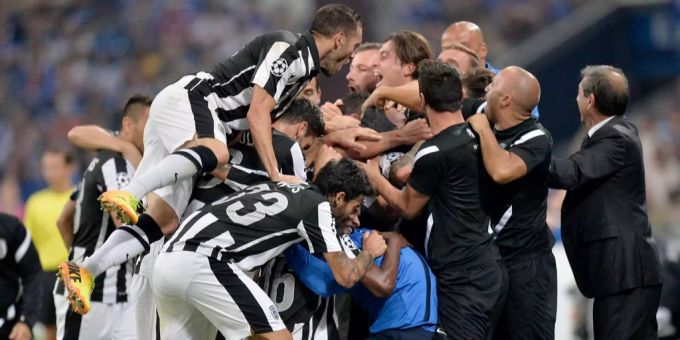 PAOK Saloniki jubelt, nachdem sie im letzten Jahr Schalke 04 in der Qualifikation eliminiert haben. PAOK Saloniki jubelt, nachdem sie im letzten Jahr Schalke 04 in der Qualifikation eliminiert haben.