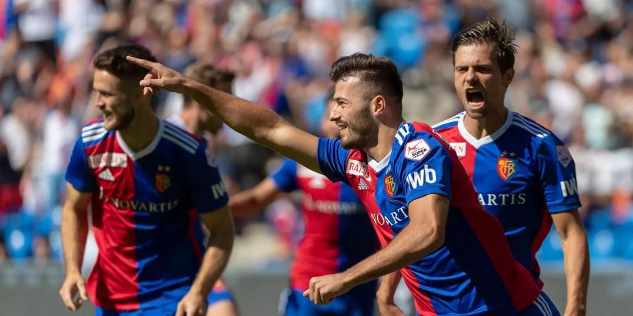 Albian Ajeti jubelt nach seinem Tor in der ersten Minute für den FC Basel gegen Sion.