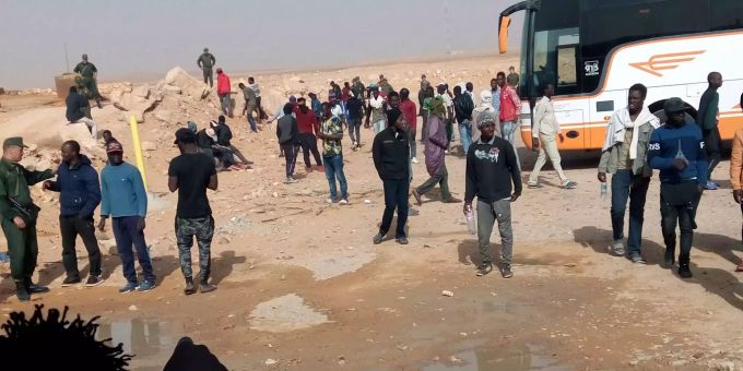 Flüchtlinge werden in der Wüste ausgesetzt. Der Weg nach Niger ist gefährlich und tödlich. niger