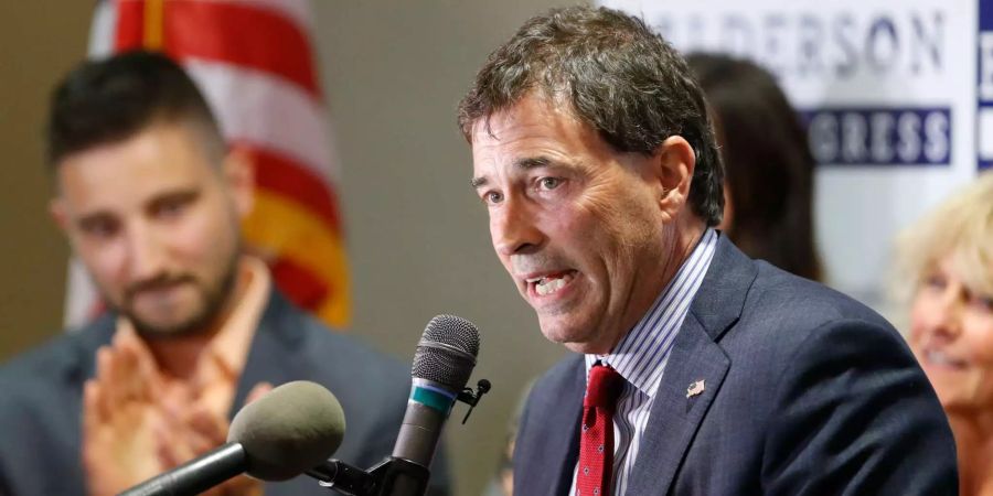 Troy Balderson, republikanischer Kandidat für Ohios 12. Kongressbezirk, spricht während einer Veranstaltung zur Wahlnacht.