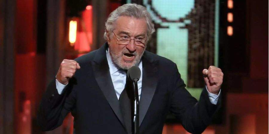 Robert De Niro sichtbar wütend: Der Schauspieler beleidigte den US-Präsidenten Donald Trump bei den Theaterpreisen Tony Awards in New York.