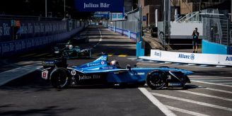 Formel-E - Zuschauer kracht durch ein Parkhausdach Formel-E - Zuschauer kracht durch ein Parkhausdach