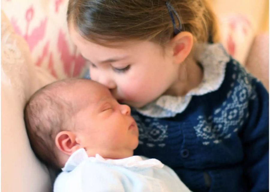 Prinzessin Charlotte gibt ihrem kleinen Bruder Louis einen Kuss.