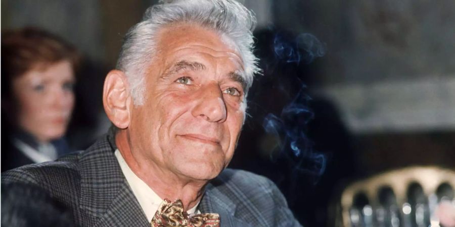 Leonard Bernstein, Komponist, Dirigent und Pianist aus der USA, hält eine Zigarette. Bernstein wäre am 25.08.2018 100 Jahre alt geworden. Er starb am 14.10.1990.