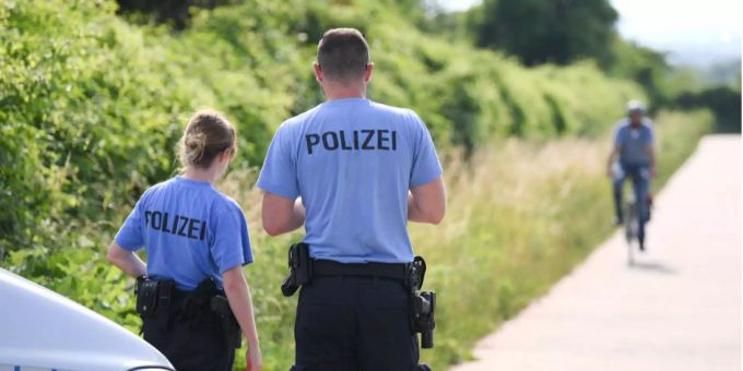 Polizisten warten an einem gesperrten Feldweg. (Symbolbild) Polizisten warten an einem gesperrten Feldweg. (Symbolbild)