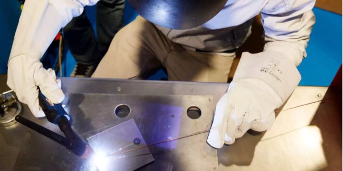 Viele jugendliche wählen die Berufslehre als Ausbildung. Viele jugendliche wählen die Berufslehre als Ausbildung.