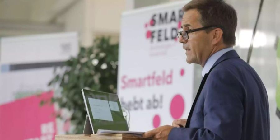 Bundeskanzler Walter Thurnherr richtet bei der Eröffnung des «Smartfelds» einen flammenden Appell an die Anwesenden, doch die MINT-Fächer attraktiver zu gestalten.