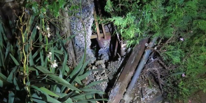 Beim Selbstunfall wird ein Gartenzaun in Mitleidenschaft gezogen. Beim Selbstunfall wird ein Gartenzaun in Mitleidenschaft gezogen.