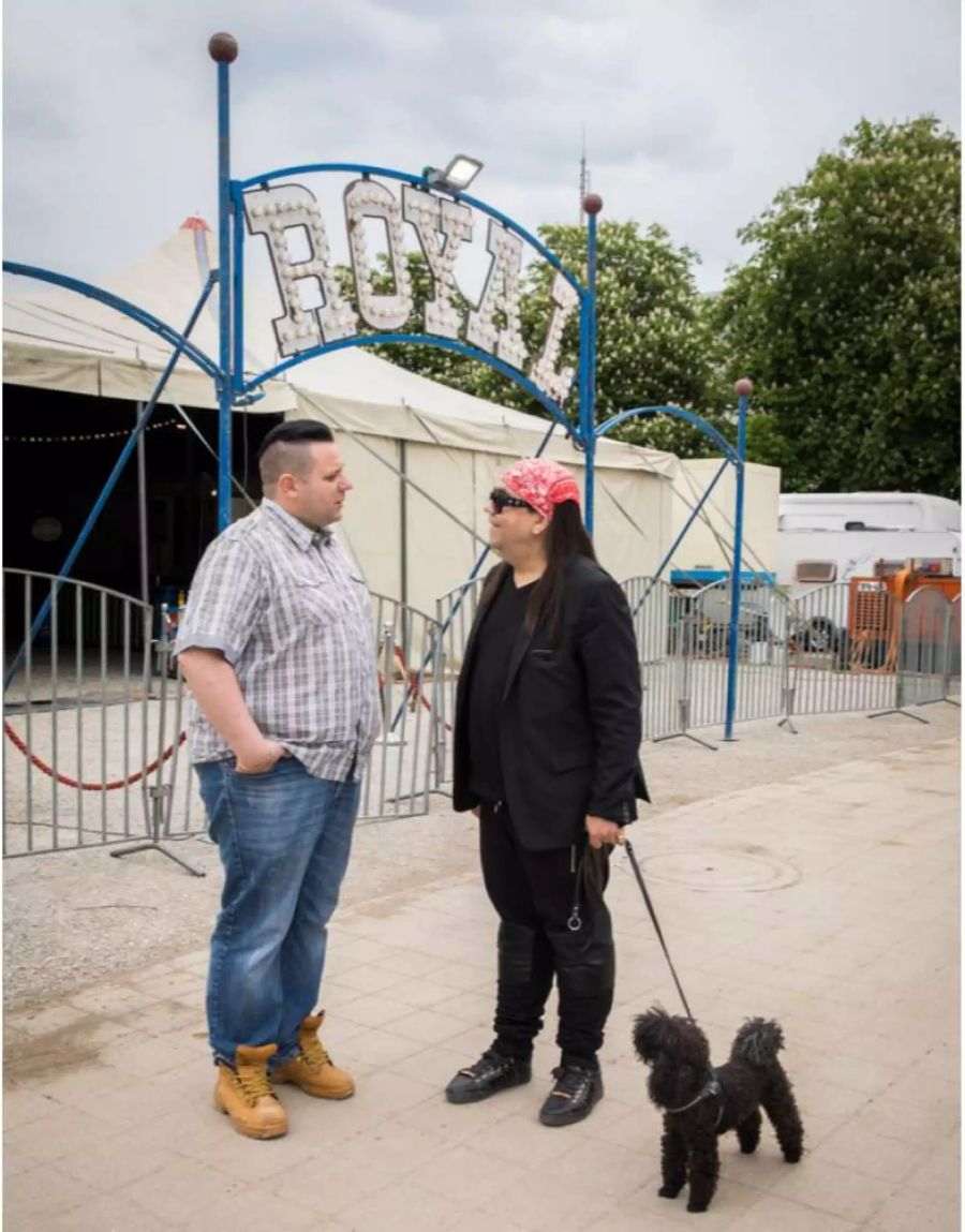 Zirkusdirektor Oliver Skreinig zusammen mit Mike Shiva vor dem Circus Royal