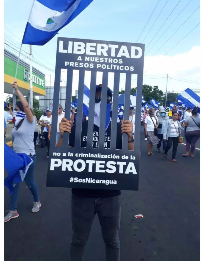 Ein Mann hält bei einem Anti-Regierungsmarsch in Managua ein Schild mir der Aufschrift «Freilassung von politischen Gefangenen». Ein Mann hält bei einem Anti-Regierungsmarsch in Managua ein Schild mir der Aufschrift «Freilassung von politischen Gefangenen».