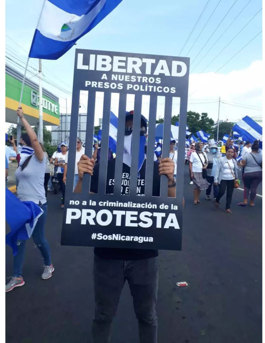 Ein Mann hält bei einem Anti-Regierungsmarsch in Managua ein Schild mir der Aufschrift «Freilassung von politischen Gefangenen».