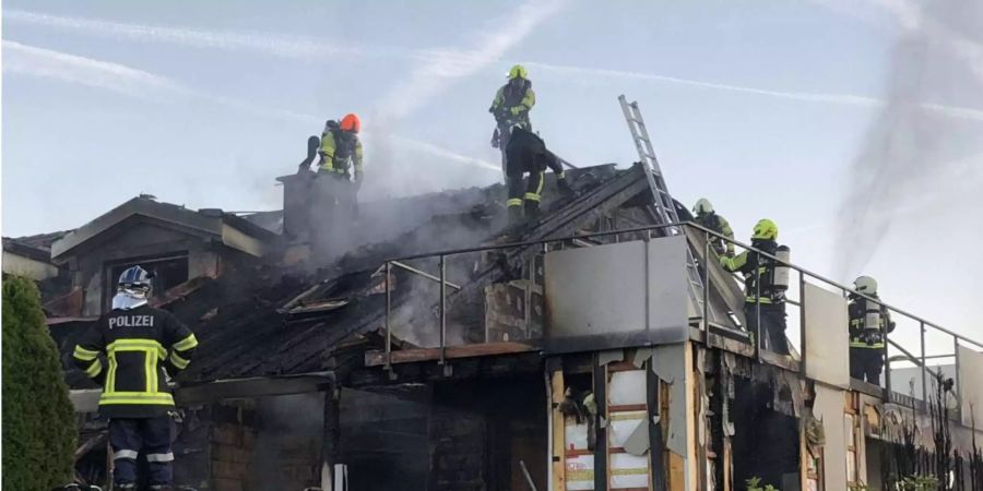 Boniswil AG: Die Feuerwehr im Einsatz auf dem Dach des Familienhauses.
