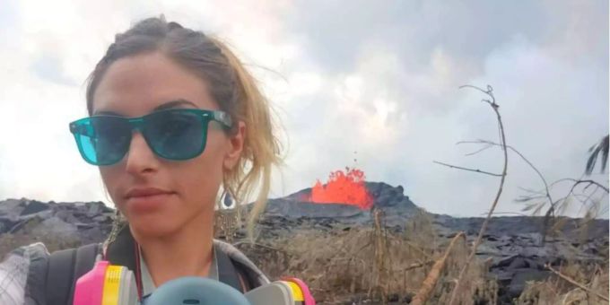 Bis dass der Tod sie scheidet: Diese Instagram-Fotografin und ihr Smartphone gehen für ein spektakuläres Selfie bis vor die unberechenbaren Lava-Ströme eines Vulkans. Bis dass der Tod sie scheidet: Diese Instagram-Fotografin und ihr Smartphone gehen für ein spektakuläres Selfie bis vor die unberechenbaren Lava-Ströme eines Vulkans.