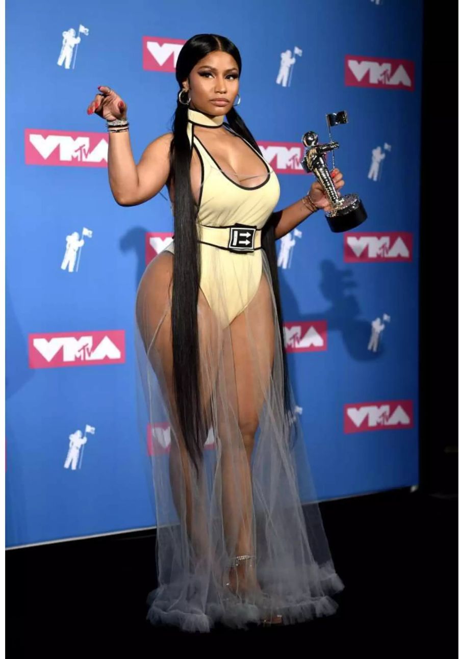 Nicki Minaj gewährt mit ihrem durchsichtigen Tüllrock einen Blick auf ihren Po.