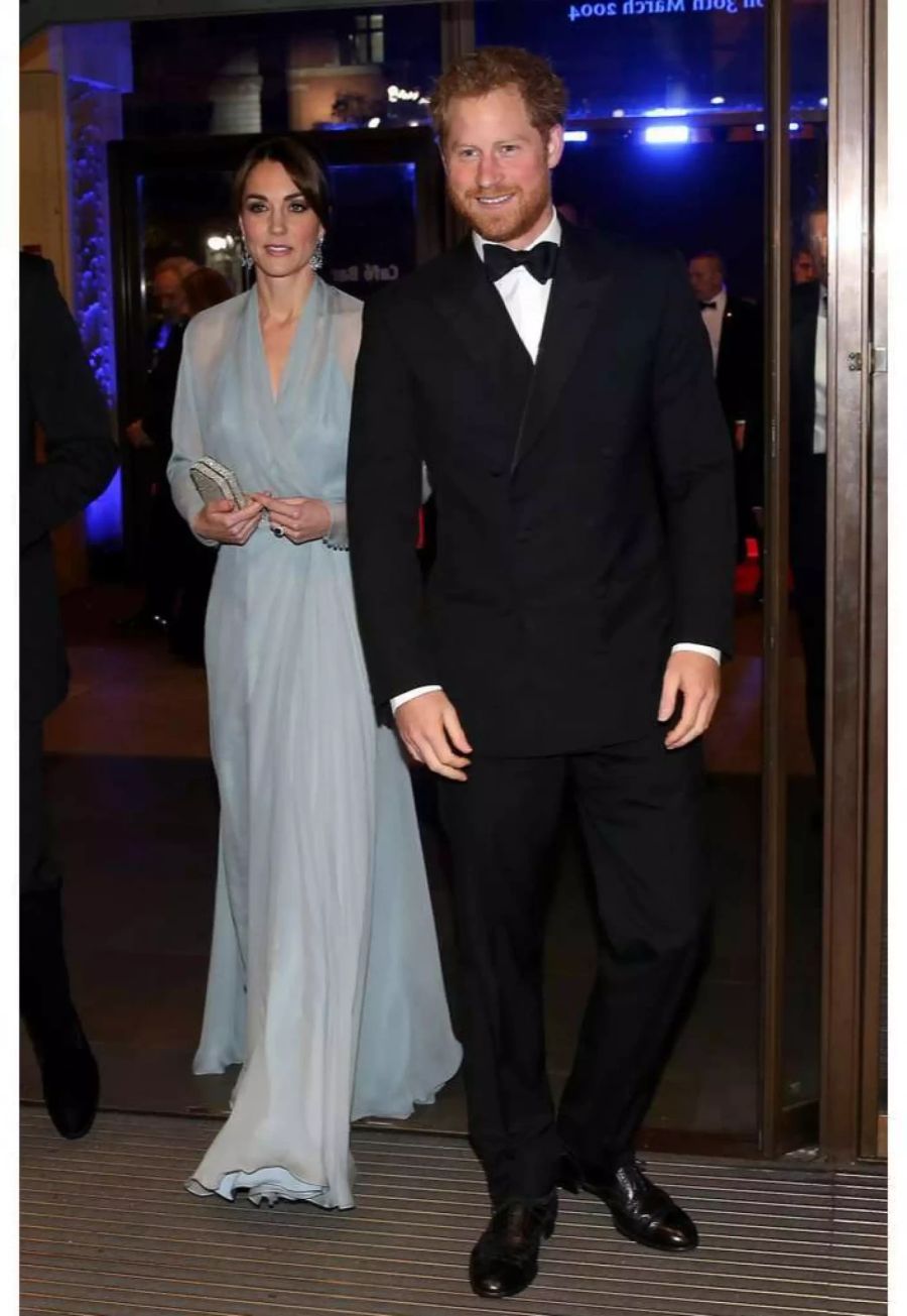 Herzogin Kate und Prinz Harry besuchen im Jahr 2015 zusammen die Premiere des neuen James-Bond-Filmes.