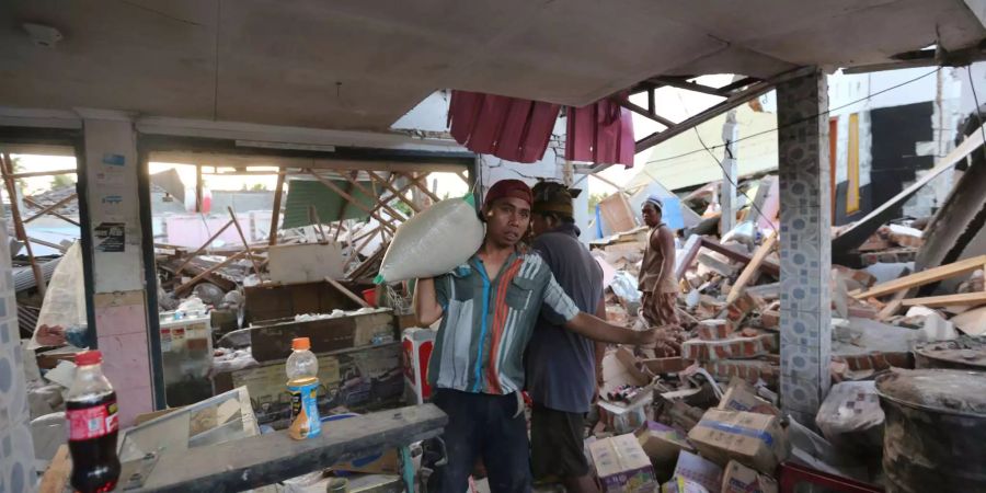 Grosse Zerstörung nach Erdbeben auf der indonesischen Ferieninsel Lombok.