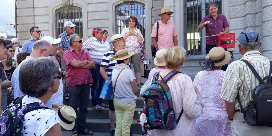 Glarner Delegation wird durch Altdorfer Gemeinderat Killian Gasser begrüsst - Gemeinde Glarus