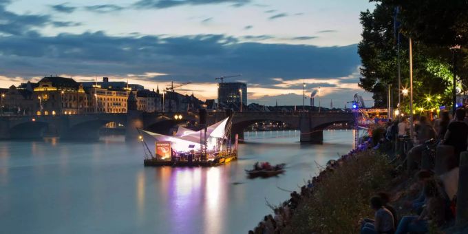 Das Festival Imfluss findet auf einem Floss auf dem Rhein statt. Das Festival Imfluss findet auf einem Floss auf dem Rhein statt.