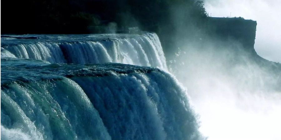 Die Mutter floh vor dem Verhafteten und stürzte einen Wasserfall hinab. (Symbolbild)