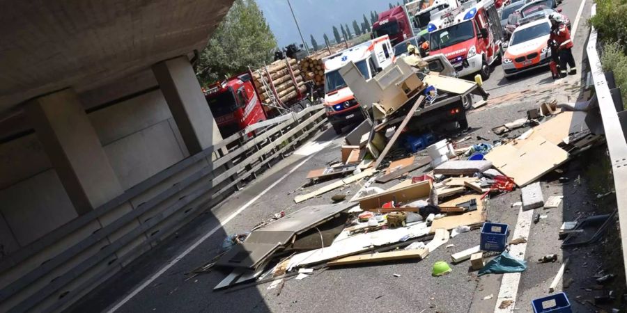 Der gesamte Fahrzeug zerberstet – dessen Inhalt liegen verstreut auf der Autobahn herum.