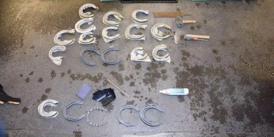 Bei einer Kollision mit einer Baustellenabschrankung verlor der Lenker des Fahrzeuges einen Teil seiner Ladung.