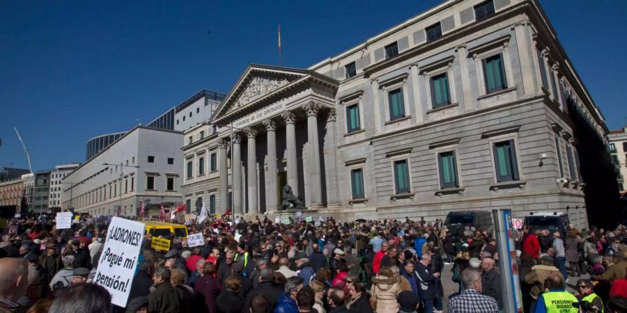 Spanische Rentner demonstrieren vor dem Parlamentsgebäude für angemessene Renten, die die Inflation berücksichtigen.