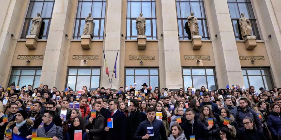 Ungefähr 30'000 Menschen gingen in Rumänien auf die Strassen.