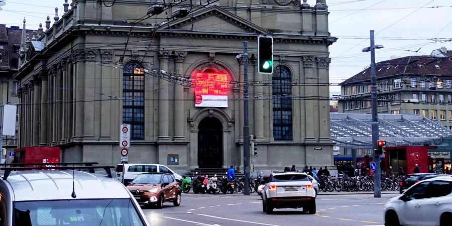 Stadtluftanzeige vor dem Bahnhof Bern: Rot heisst Drecksluft.