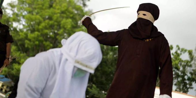 Indonesien - Polizei steckt Transvestiten in Männerkleider