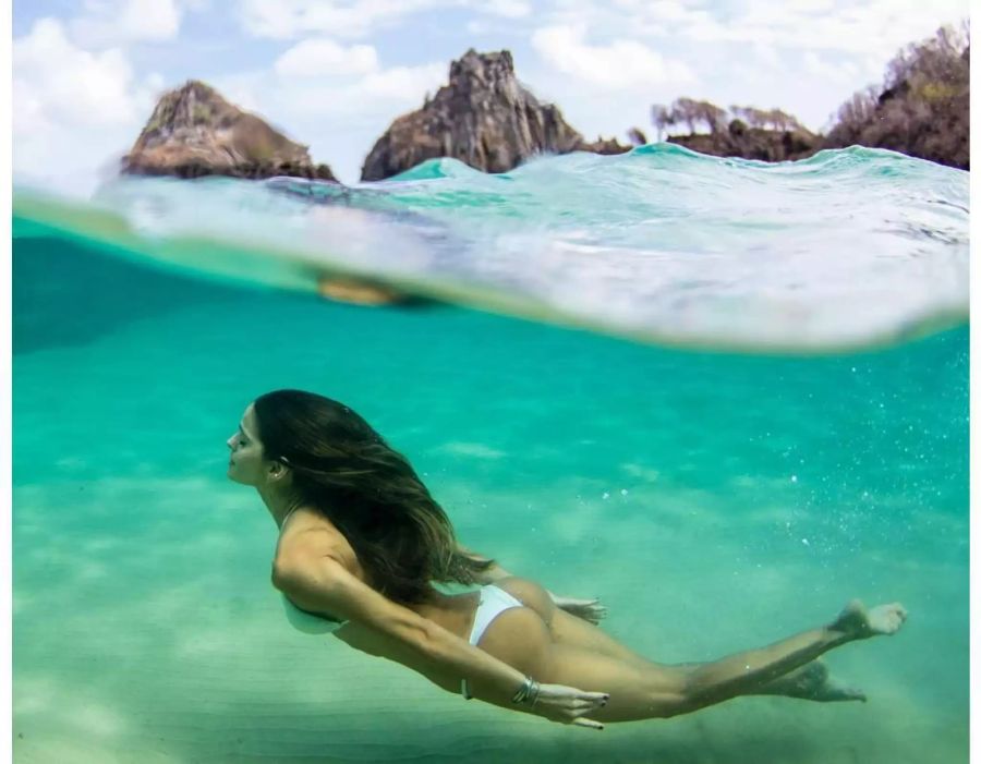 Supermodel Izabel Goulart badet im Meer vor ihrer Heimat Brasilien.