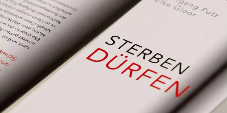 Das Buch "Sterben duerfen" von Wolfgang Putz und Elke Gloor wurde ausgestellt am Exit Sterbehilfe Kongress.