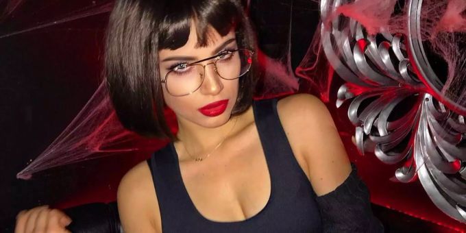 Dunkler Pony statt langer Wallemähne: Xenia Tchoumitcheva. Dunkler Pony statt langer Wallemähne: Xenia Tchoumitcheva.