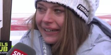Corinne Suter weint vor Freude im Ziel.