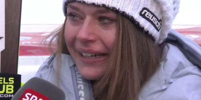 Corinne Suter weint vor Freude im Ziel.