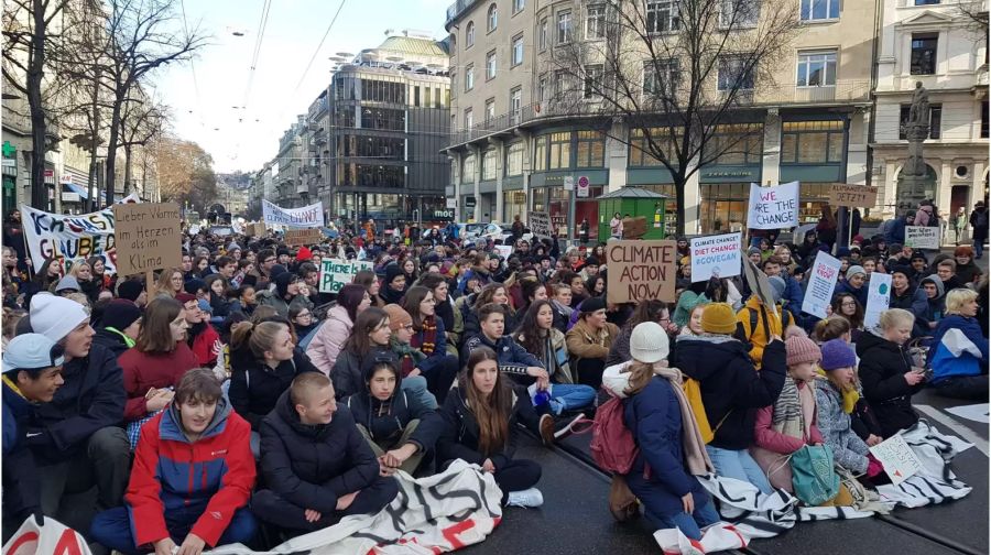 Die Demonstranten beim Sitzstreik.