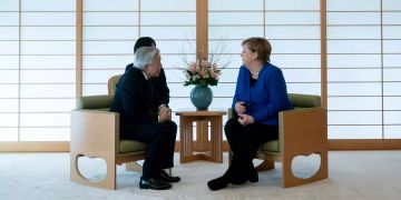 Bundeskanzlerin Merkel im Gespräch mit dem japanischen Kaiser Akihito.