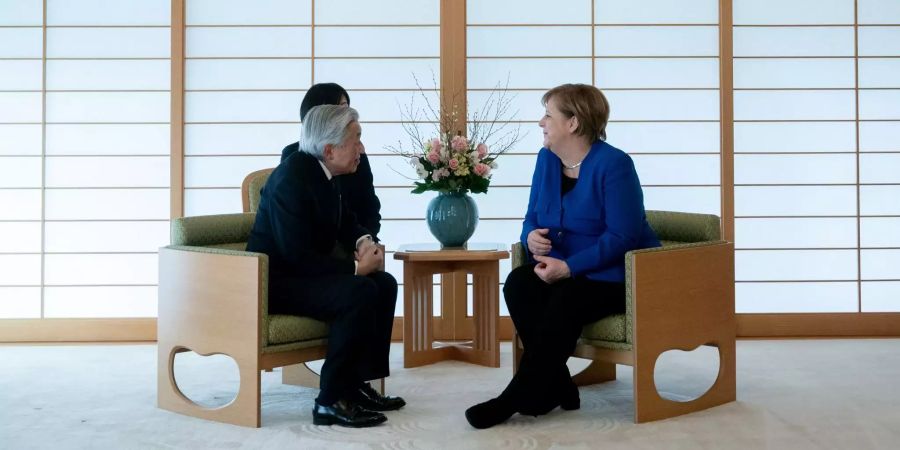 Bundeskanzlerin Merkel im Gespräch mit dem japanischen Kaiser Akihito.