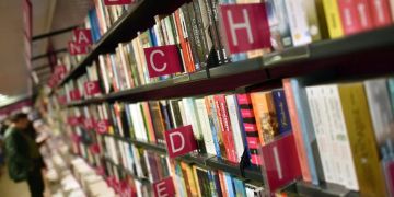 Bücher in einem Regal.