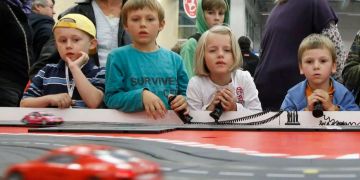 Kinder spielen an der Spielzeugmesse Suisse Toy.